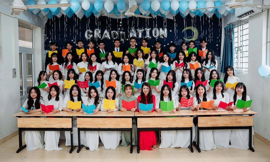 A single class in Vietnam sends 8 students to China's top universities Tsinghua and Peking