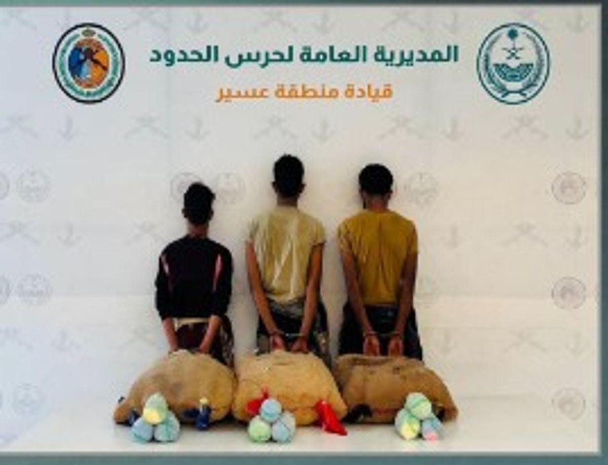 Border guards in Asir arrest three Yemenis for smuggling 60 kg of qat