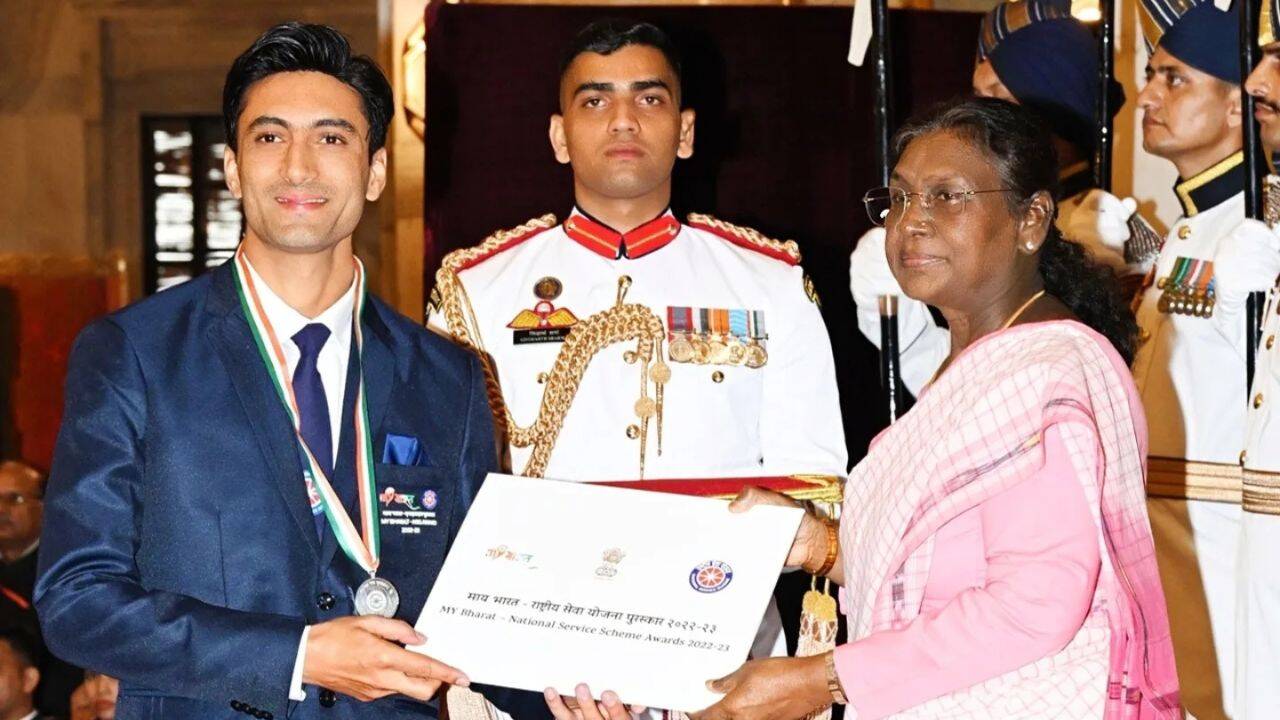 Chose service over PhD: NSS volunteer honoured by President Murmu