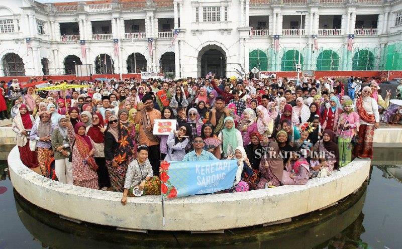 Keretapi Sarong: 2,000 turn Ipoh station into a colourful Malaysia Day celebration