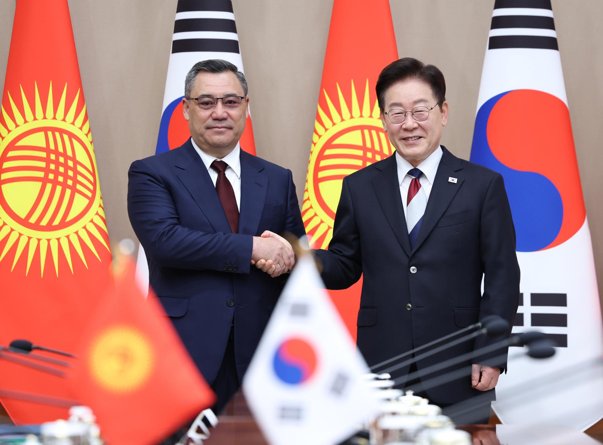 Lee must rebuild public trust