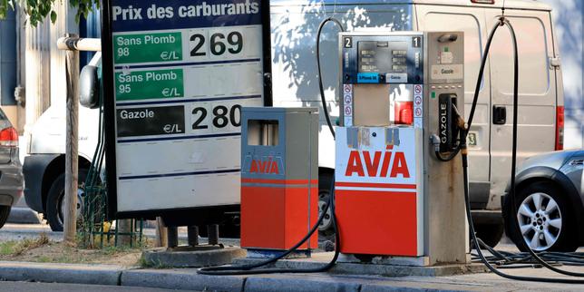 Les prix à la pompe s’envolent, la consommation s’effondre