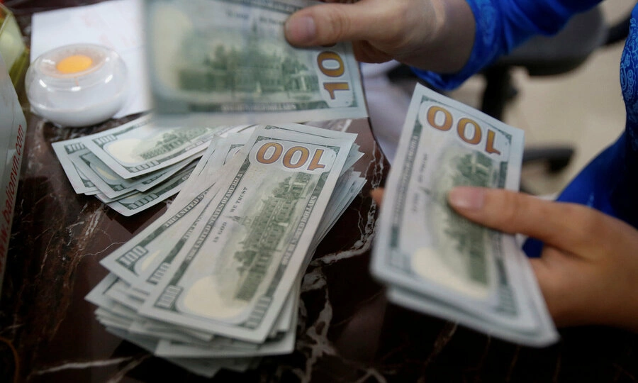 Dollar weakens against dong