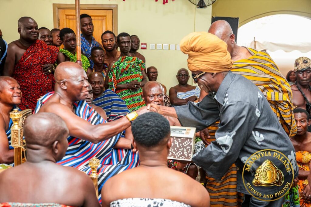 Kojo Antwi presents memoir to Otumfuo, promises to launch next album at Manhyia
