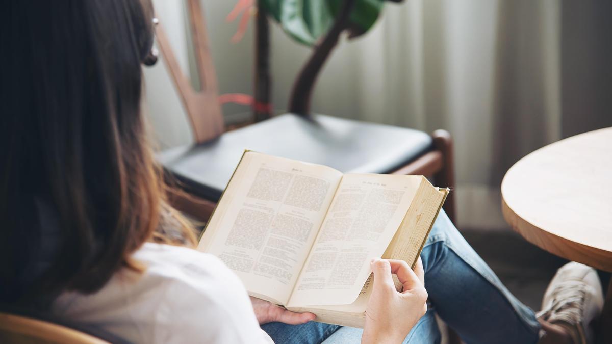 Reading for pleasure cuts dementia risk, improves wellbeing: Study