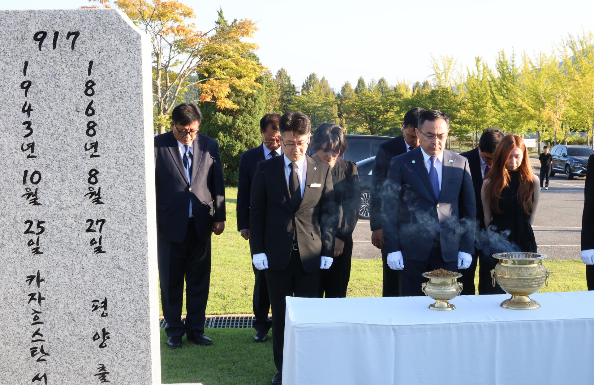 Kazakh minister pays 1st visit to grave of Korean independence fighter