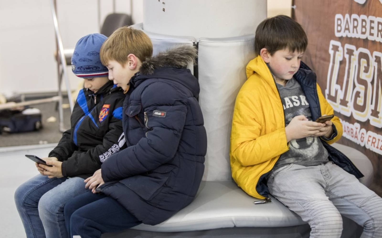 EU to ban social media for under 13s, curb access until 15