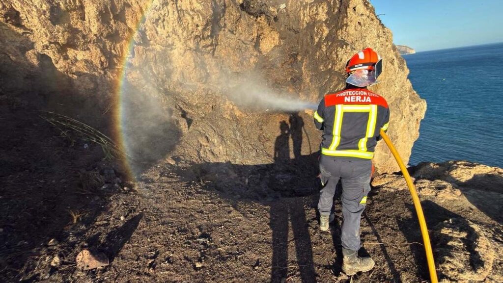 Nerja’s volunteer heroes rush to cliff fire as five are pulled from the sea