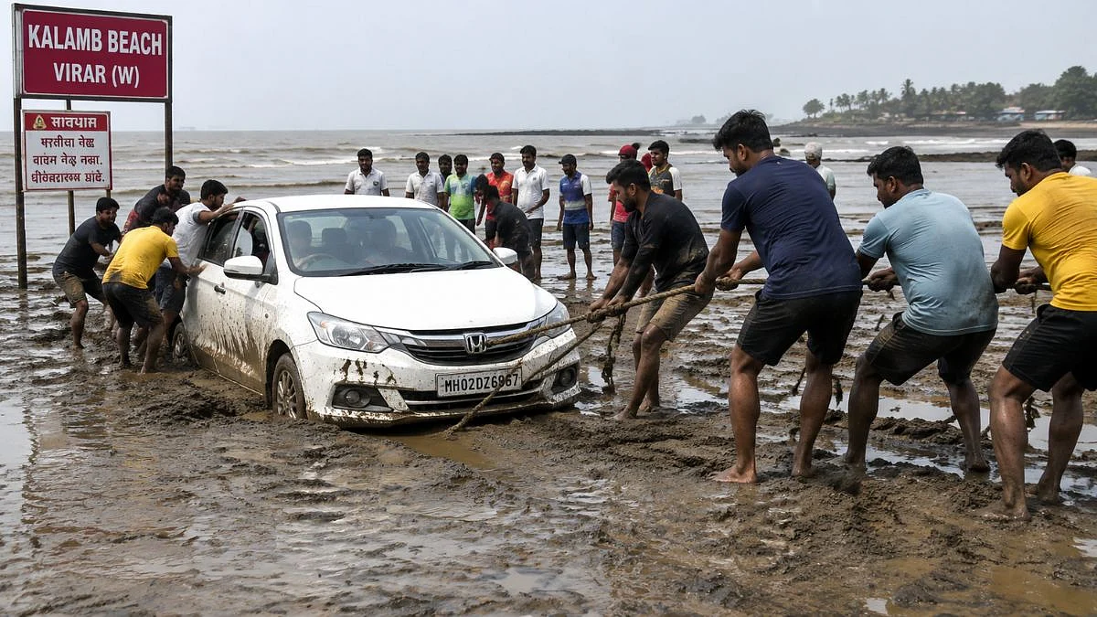 Palghar: Tourists’ Car Gets Stuck In Sand At Kalamb Beach In Virar West; Locals Rescue It Before Rising Tide