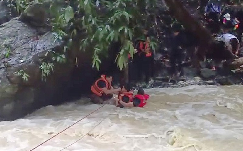 19 hikers rescued after four-hour ordeal at Lata Debu [WATCH]