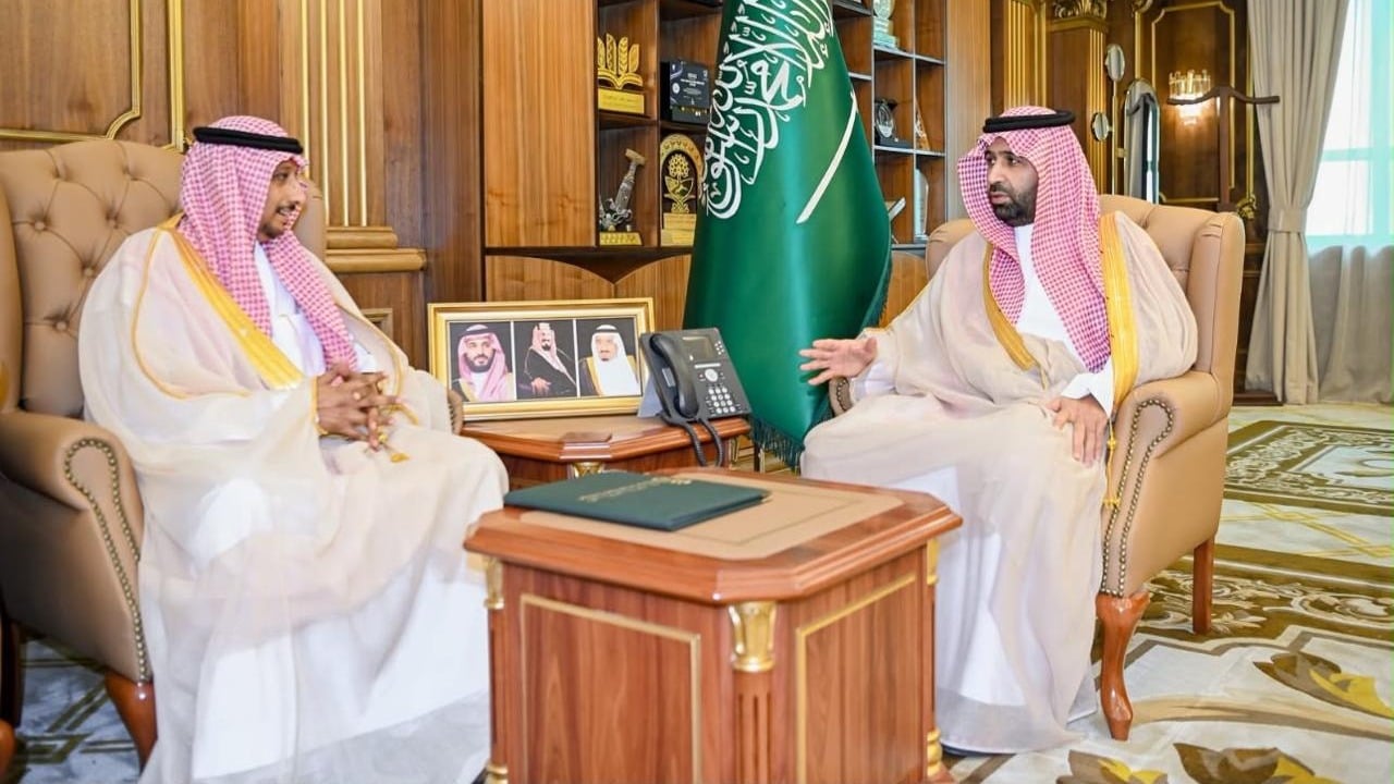 Jazan governor reviews Manar Al-Janoub College plans to advance education and training