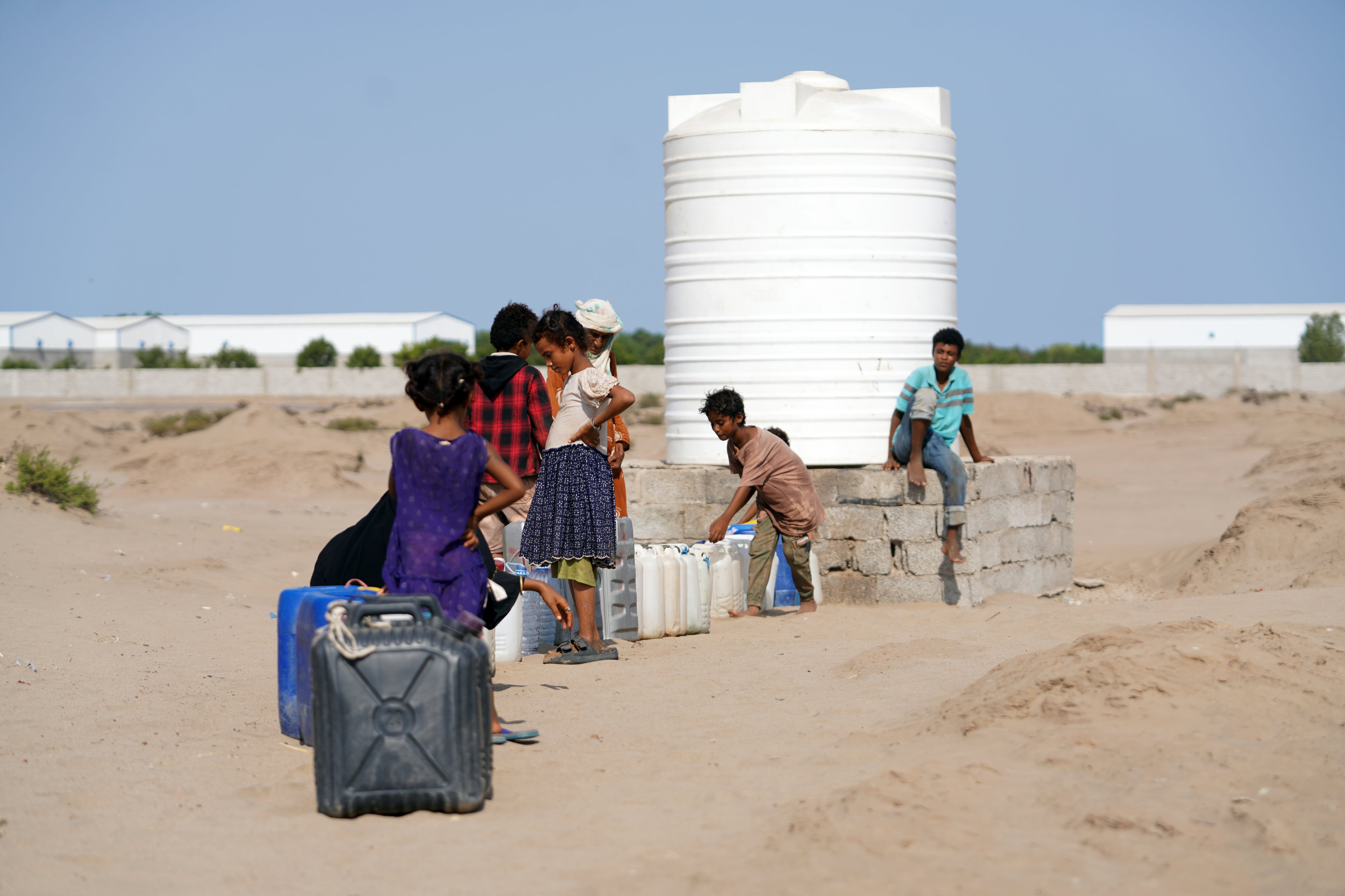 Families torn apart as Yemen fighting forces more than 125,000 civilians to flee