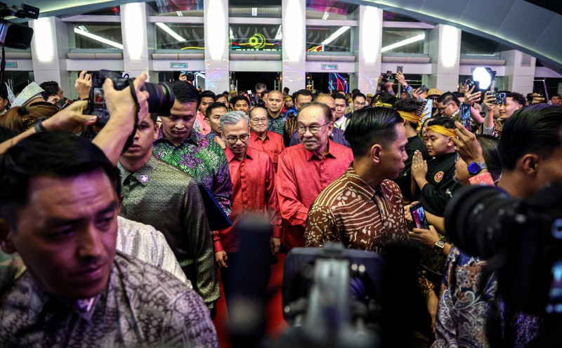 PM: RM1.5b for Sarawak, one-off flight aid for public uni students [WATCH]