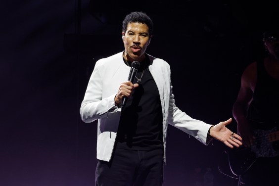 Lionel Richie Takes Shots At Usher & Chris Brown Tour Onstage In Phoenix