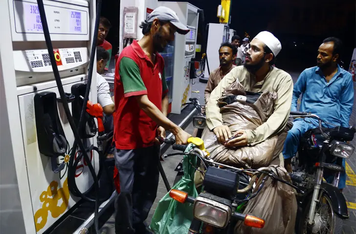Govt Fails to End Petrol Dealers Strike