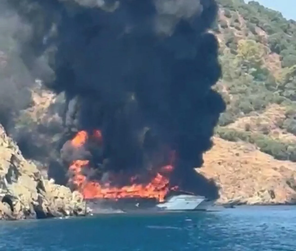 Fire engulfs tourist boat off Turkey, forcing 115 passengers and crew to evacuate