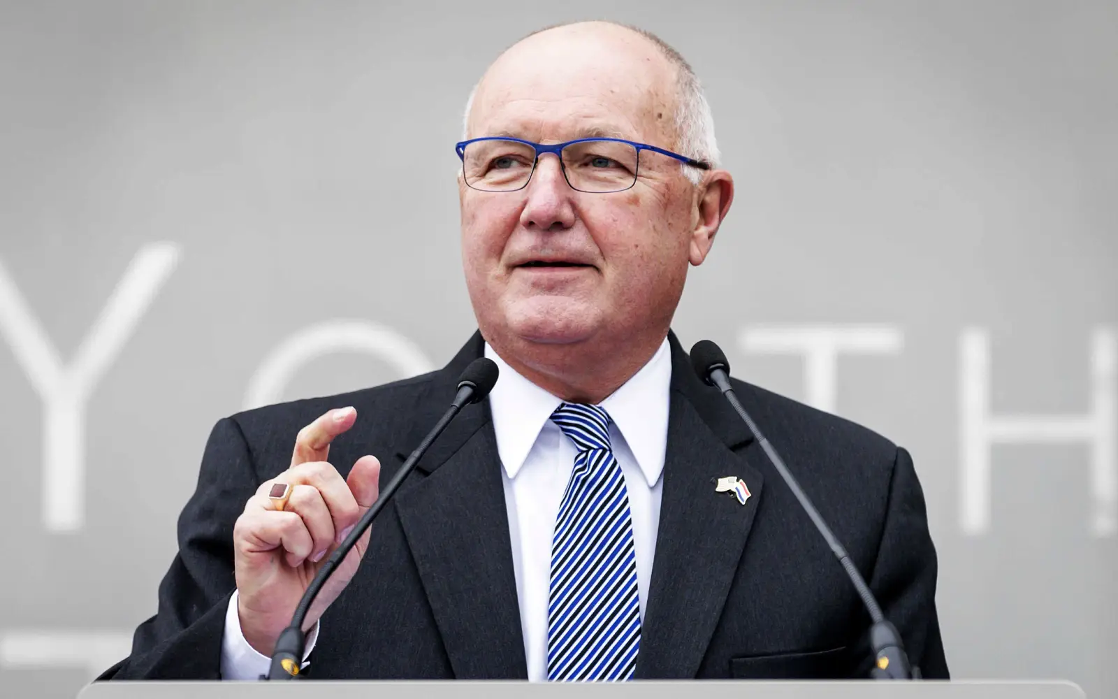 More than 110,000 Canadians call for ouster of US envoy