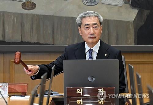BOK pressed to further raise key rate to track Fed's latest hike
