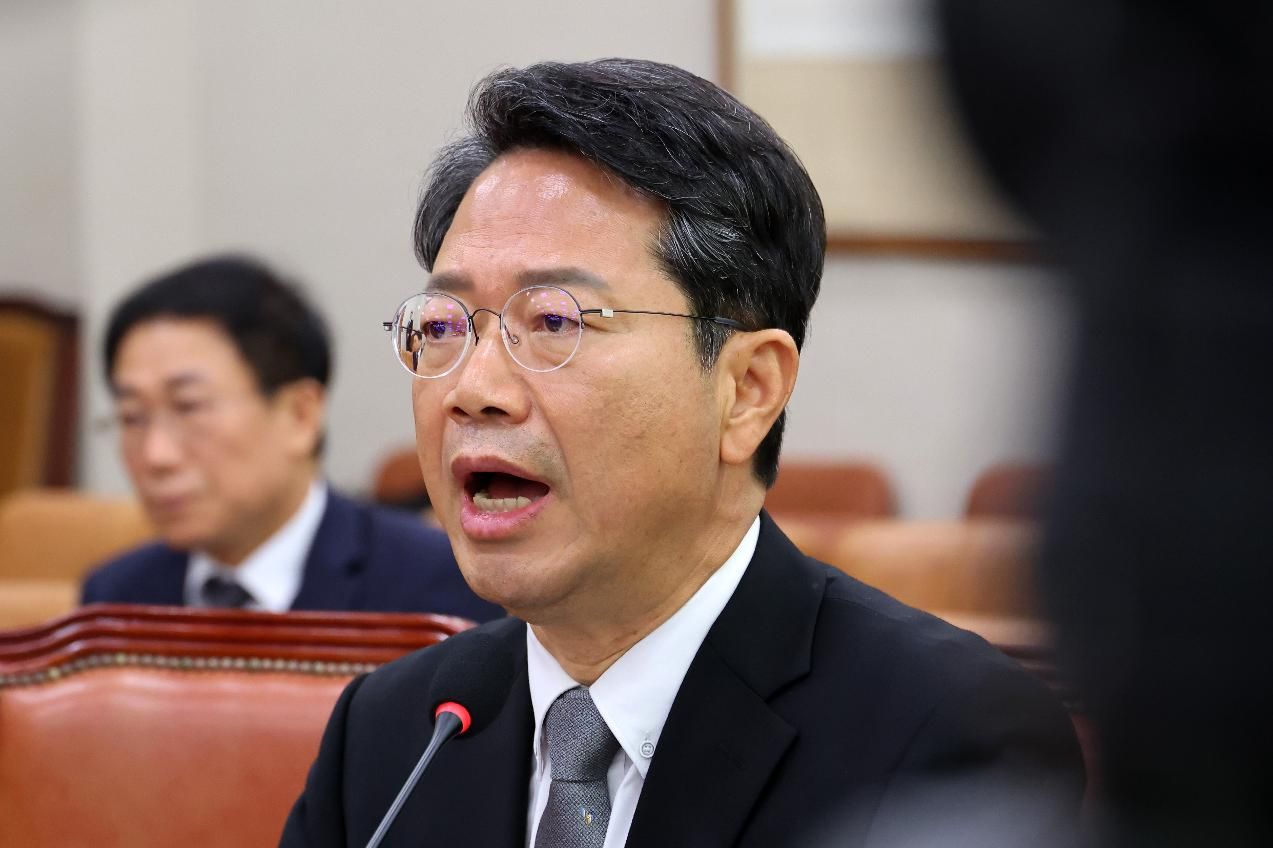 Lee should have courage to correct his mistake