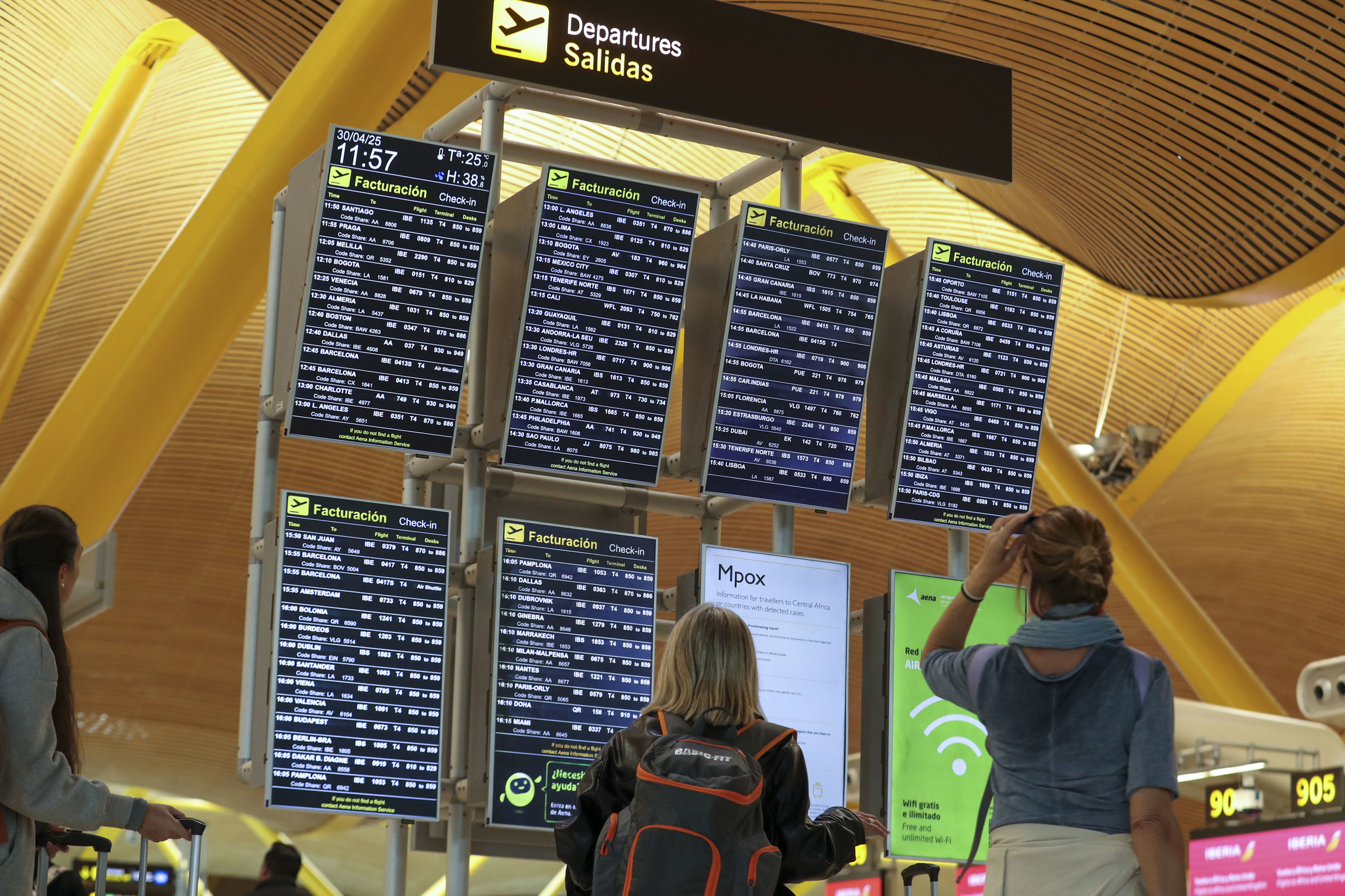El tráfico aéreo nacional vuelve a subir por el caos del AVE y pese a Ryanair