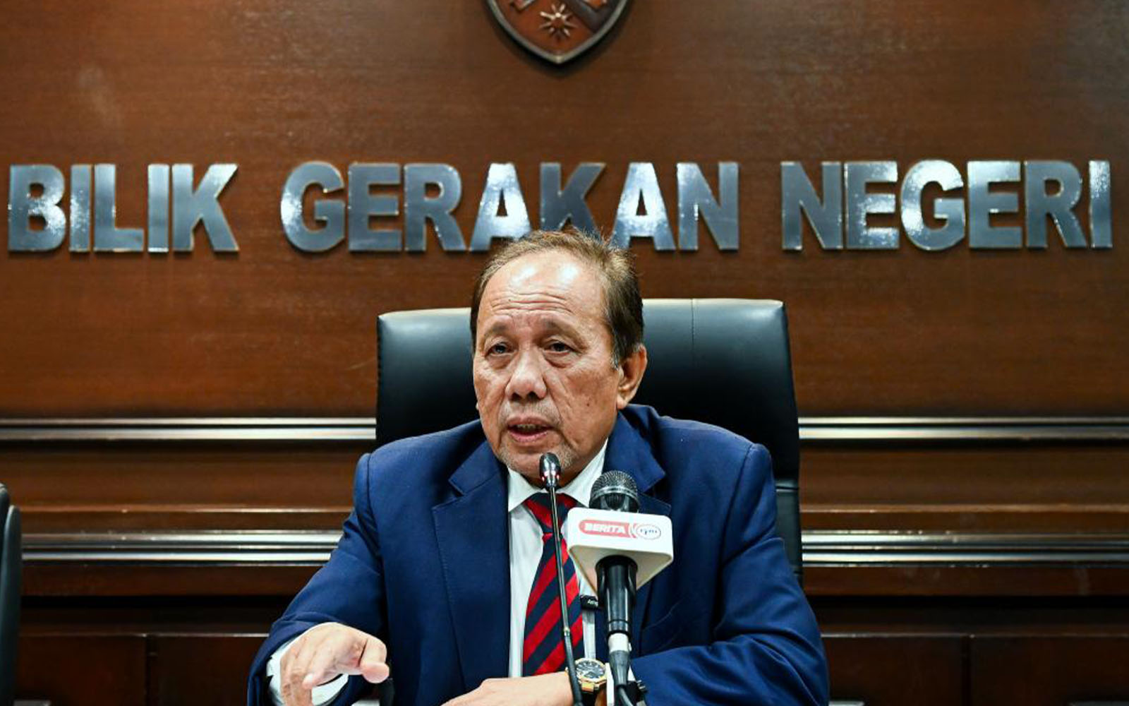 Exco sebulat suara putus penurunan takhta Tuanku Muhriz, kata MB