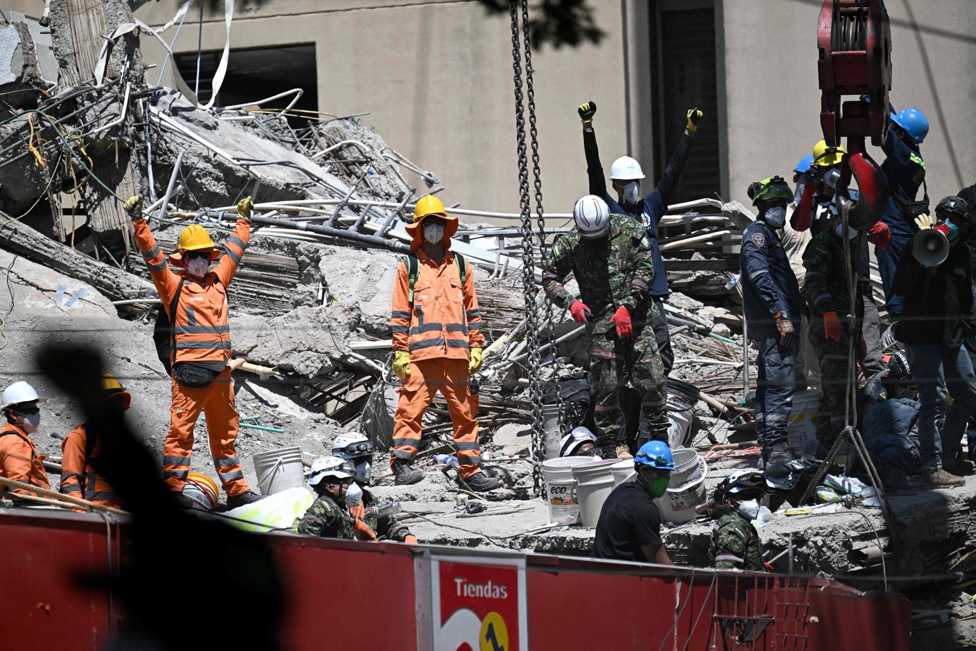 Hundreds still missing in Colombia as desperation grips earthquake rescue effort