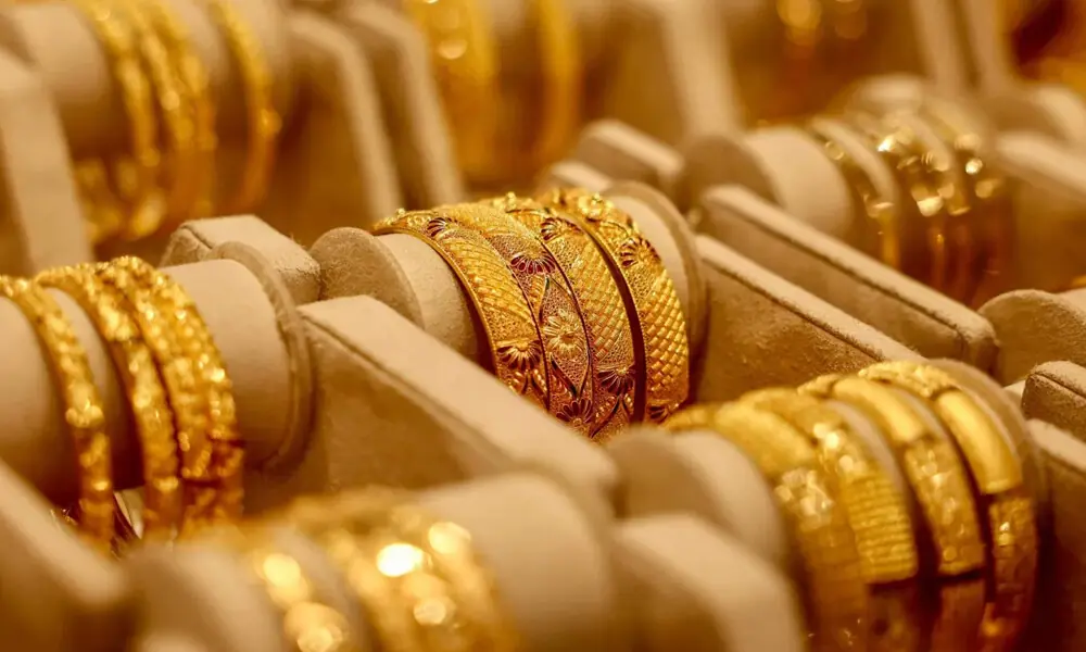 Gold price in Pakistan falls Rs3,800 per tola