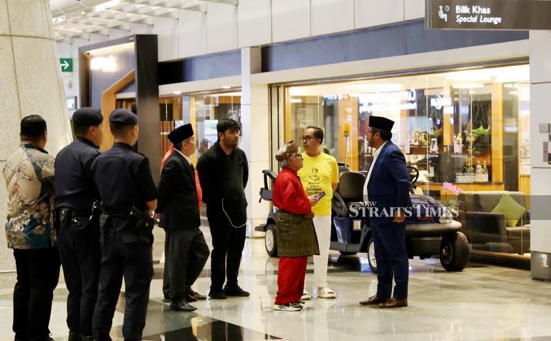Members of public, NGOs await Tuanku Muhriz's returns [WATCH]