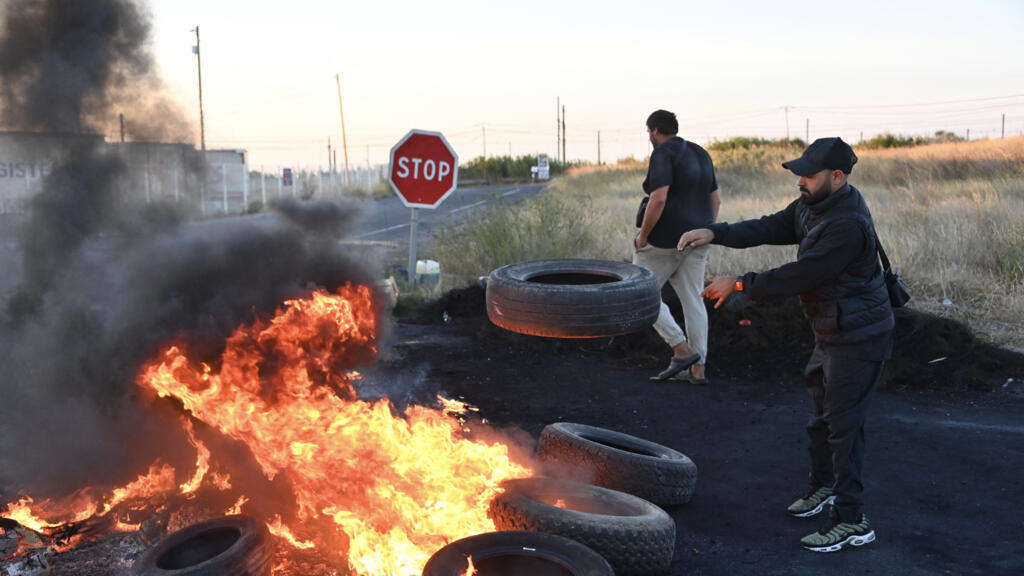 French fishermen renew protest as France boosts aid over soaring fuel prices