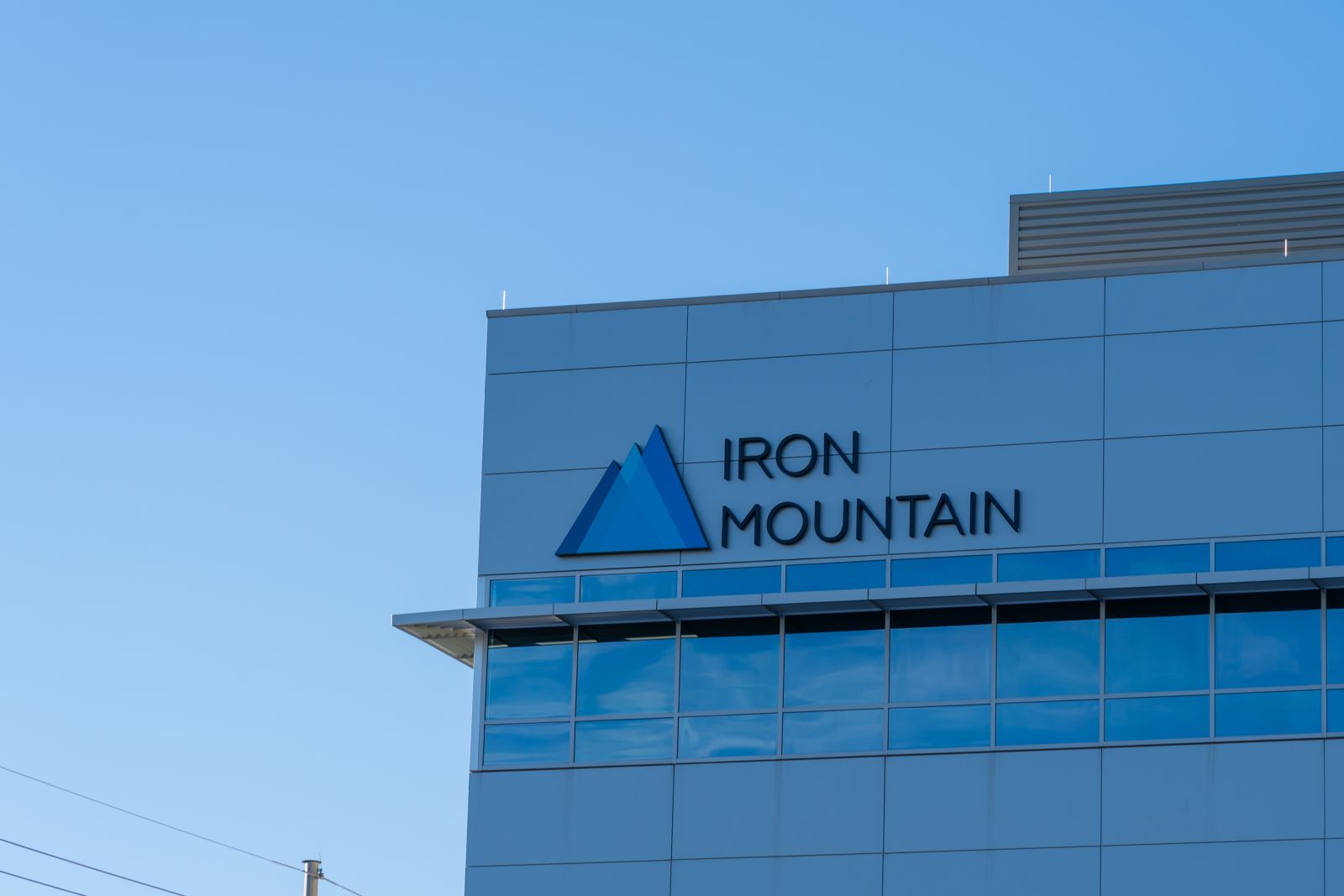 Is Iron Mountain Stock Underperforming the Dow?