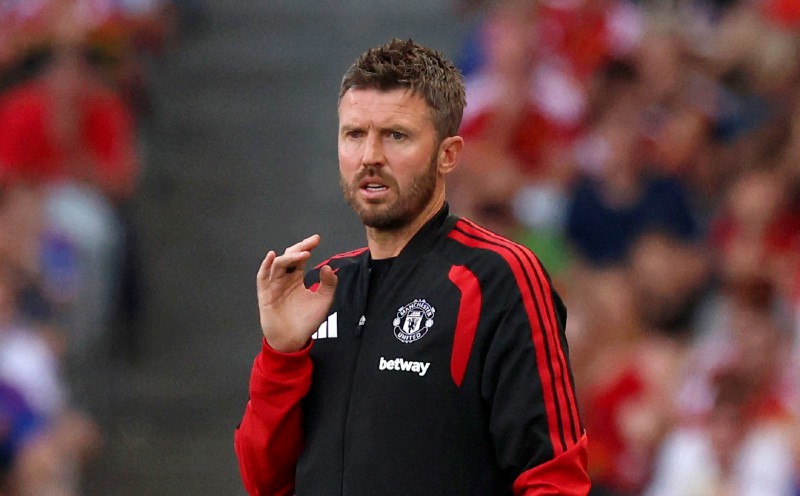 Carrick urges Man Utd to push for more signings to boost title bid