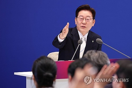 Lee set for press conference amid falling approval ratings