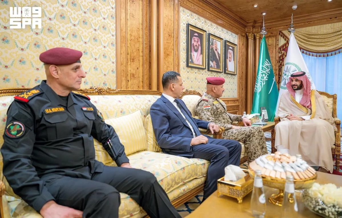 Saudi defense minister discusses defense ties with Iraqi military official