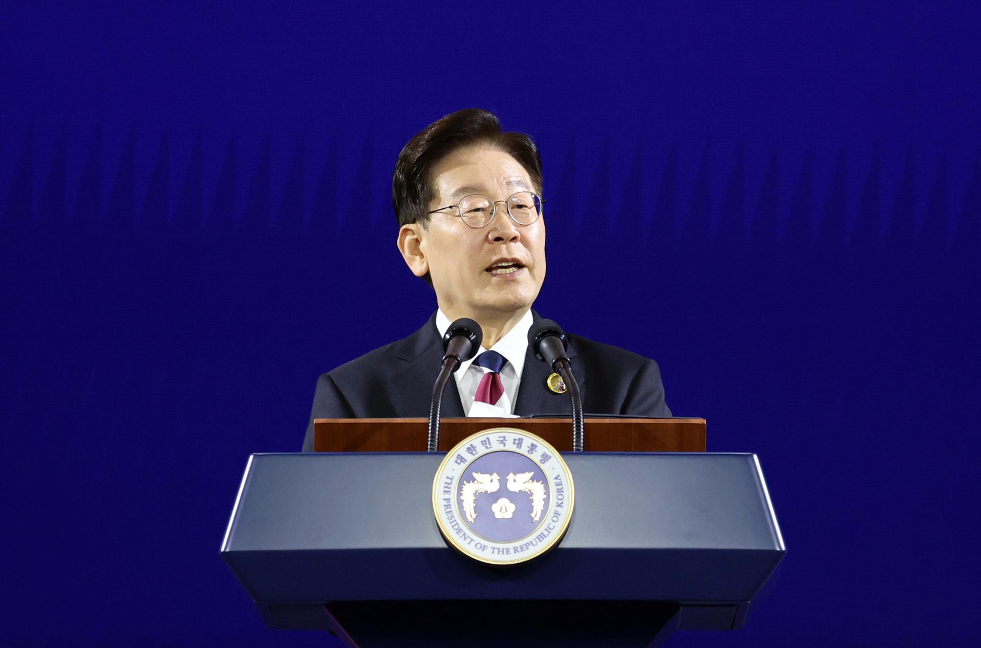 Lee set for press conference amid falling approval ratings