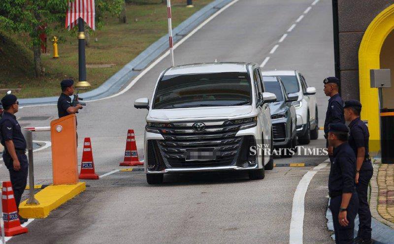 Hannah Yeoh leaves Istana Negara as Pardons Board meeting concludes [WATCH]
