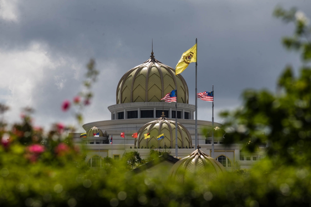 Officials depart as FT Pardons Board meeting concludes at Istana Negara