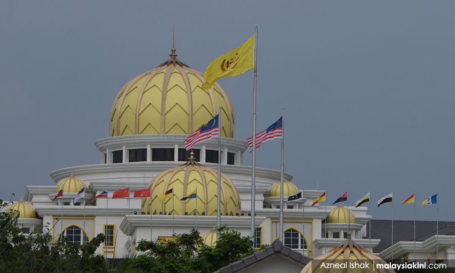 Yeoh exits Istana Negara as Najib decision looms