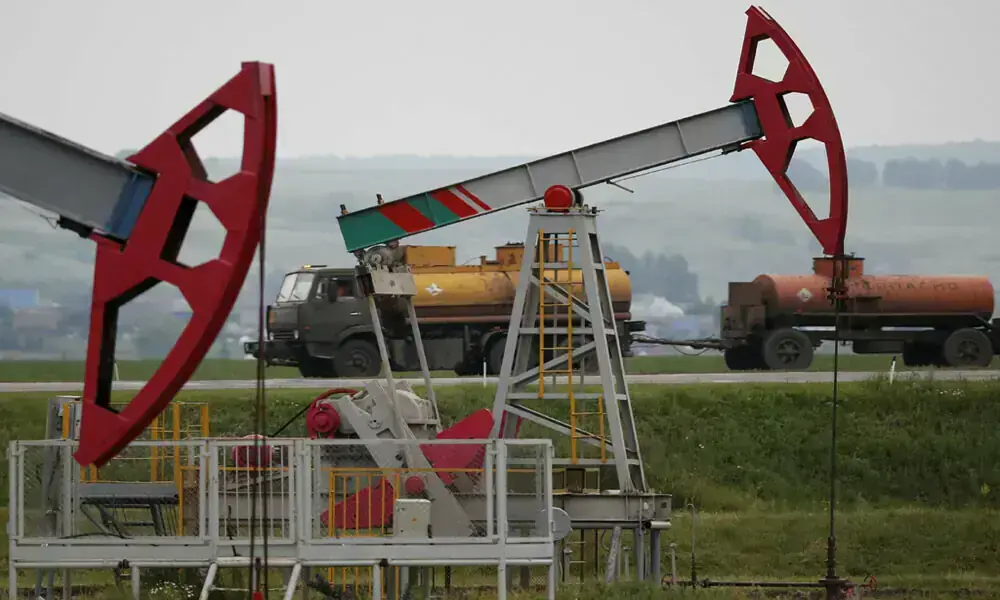 Oil prices fall 1% on hopes of limited supply disruptions