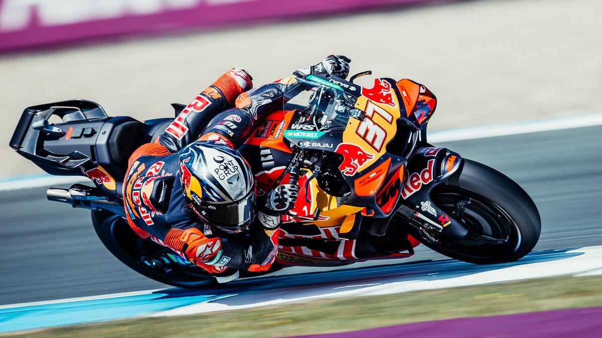 Acosta Warms to MotoGP's Revised Radio Earplug Design