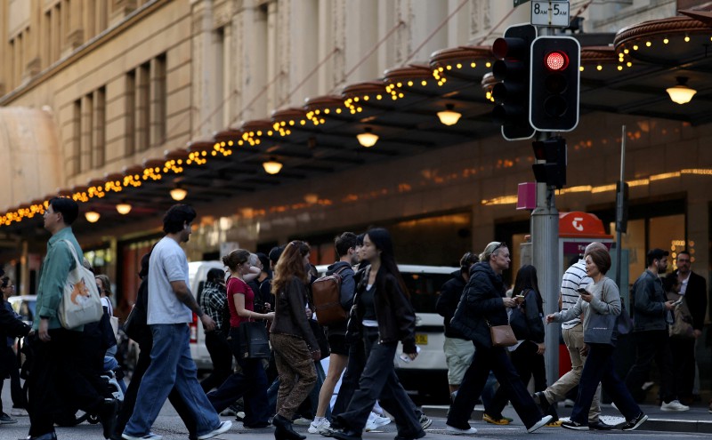Australia to detain tourists who overstay visa
