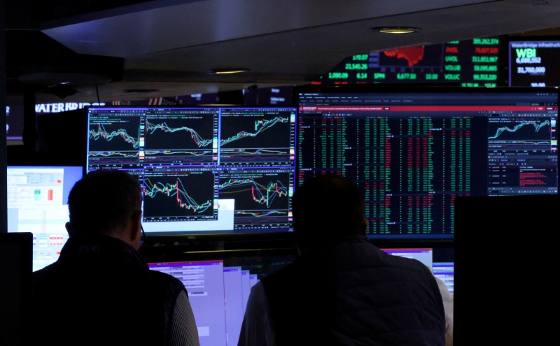 US stocks rise as retreating oil, Fed rate hike ease inflation concerns