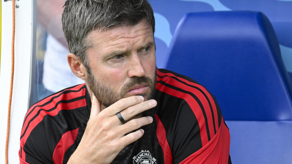 Carrick urges Man United board to push for more signings to boost title bid