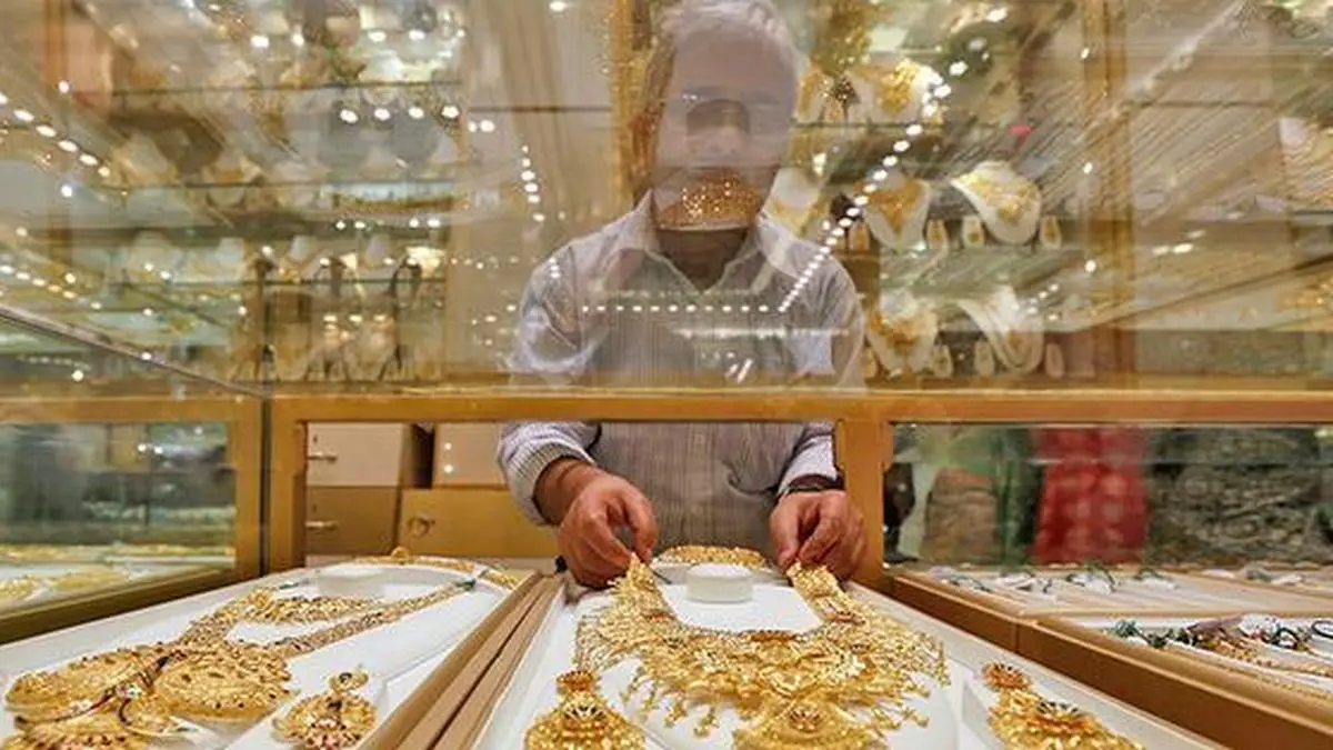 Gold edges higher on lower oil prices, subdued dollar
