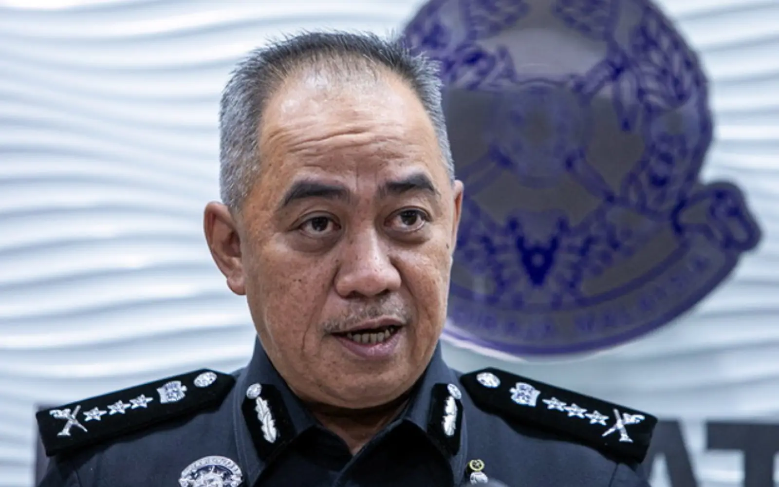 Man shot dead after attacking cops with machete