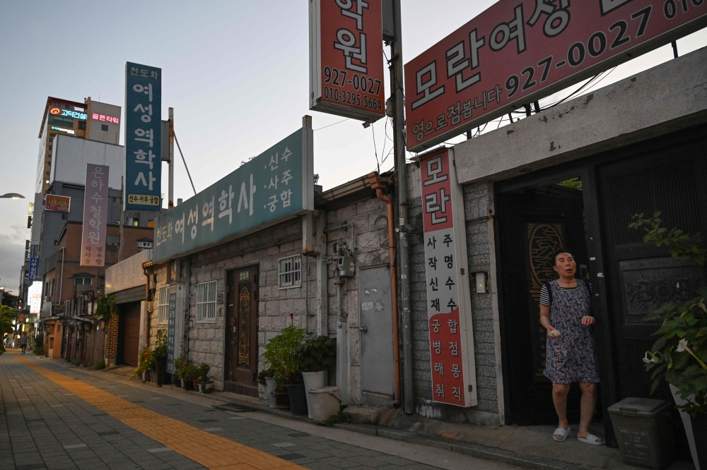 Blind fortune‑tellers fade in Seoul’s alleys as AI divination dominates society