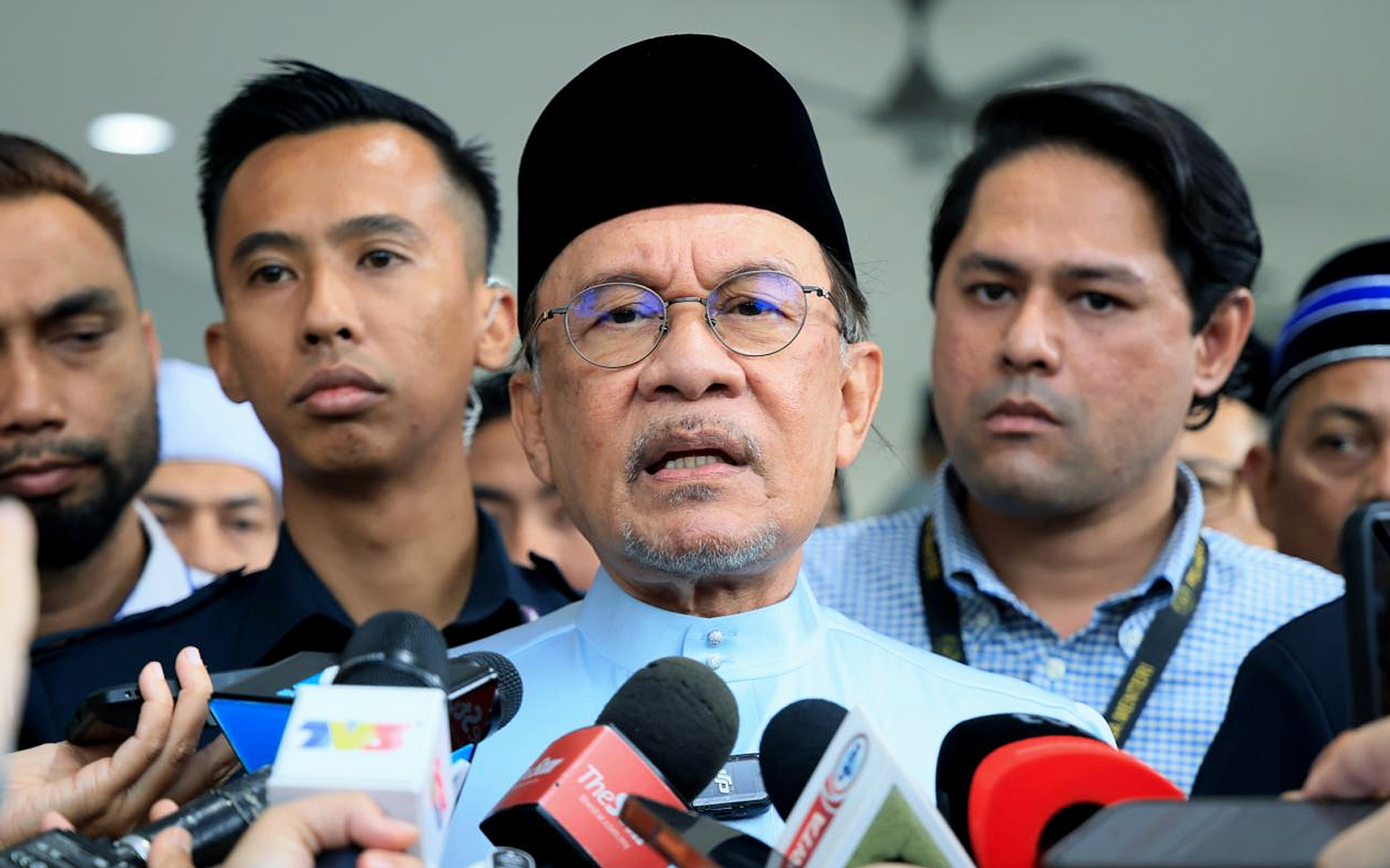 Najib’s conditional pardon won’t affect fight against graft, says Anwar
