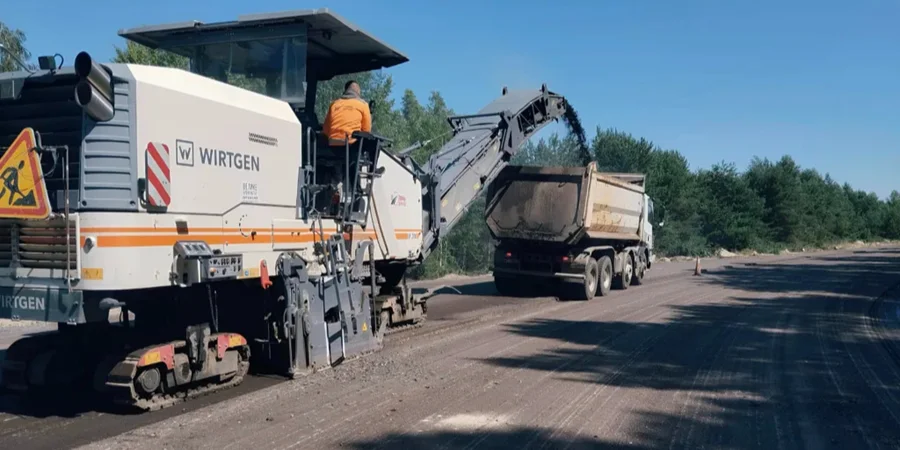 Intense heat ruptures M-07 highway asphalt, blocking both lanes – video