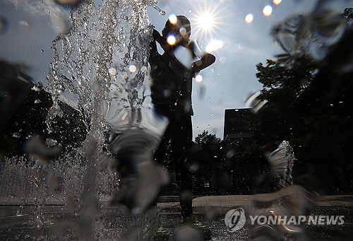 (LEAD) Record heat wave continues to grapple S. Korea