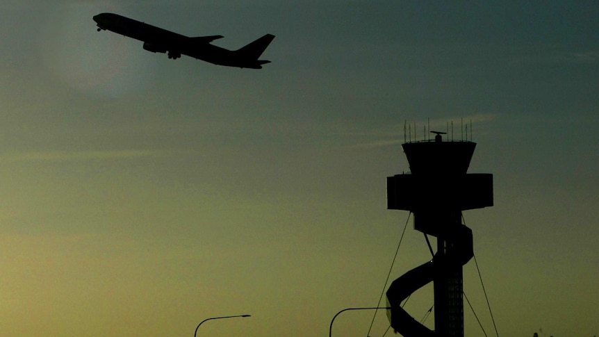 Air safety boss 'trying to understand' Sydney Airport incident reporting delay