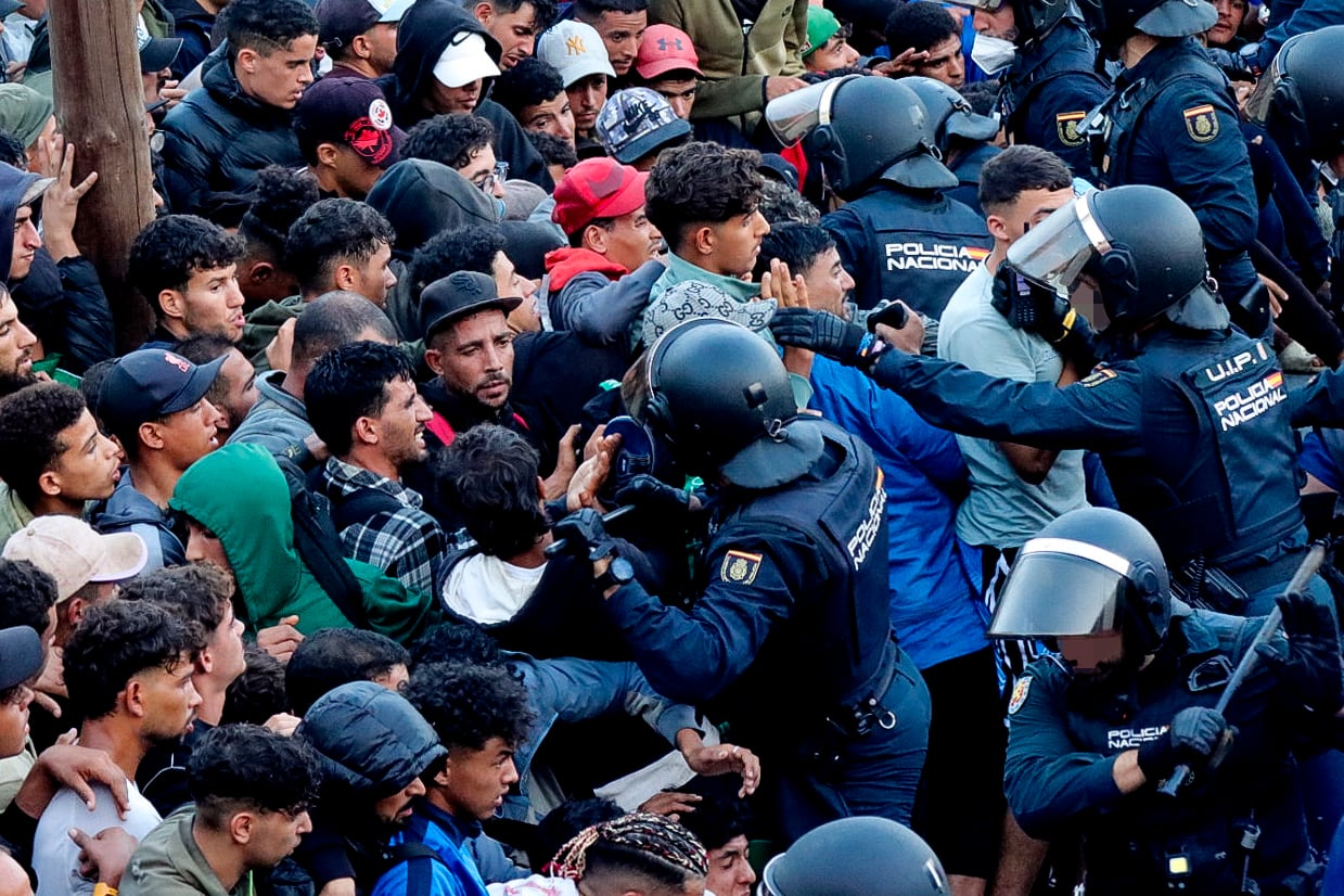 Chaotic scenes as Spanish police clear Ceuta migrants from beaches